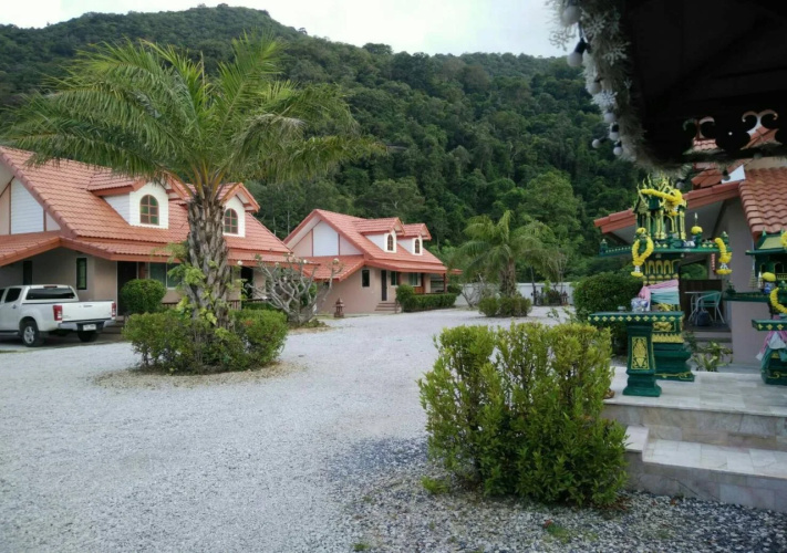 Khaolom Resort