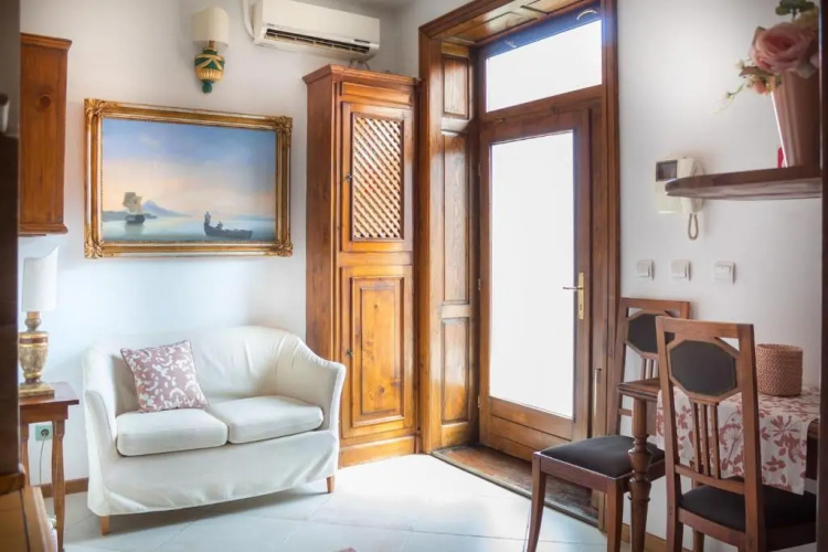8 Small and cozy Suite