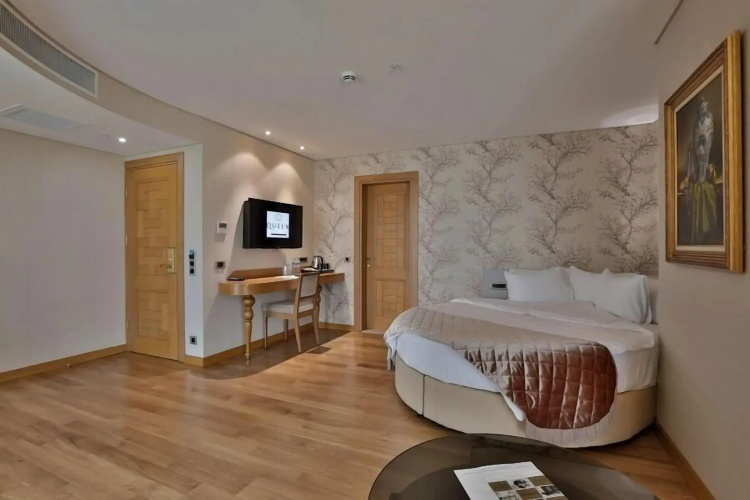 Queen Hotel & Spa