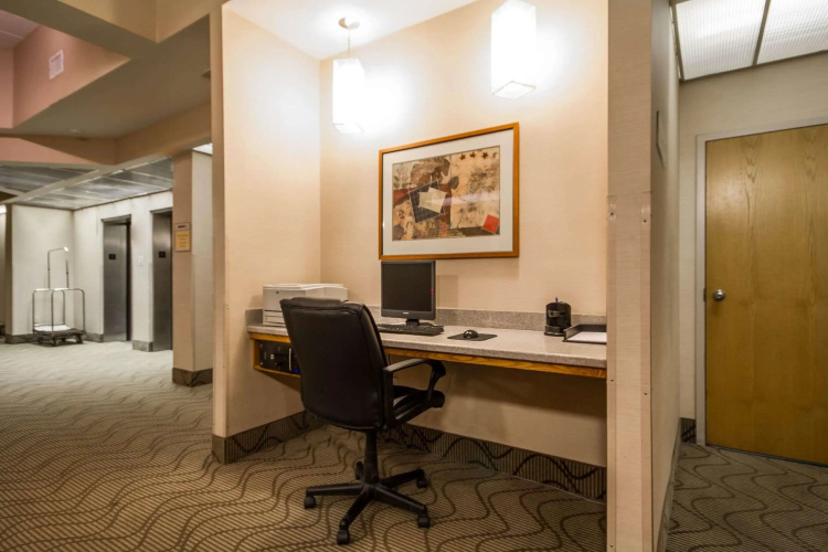 Comfort Inn & Suites Madison - Airport