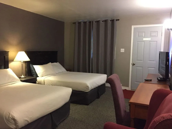 Greenside motel