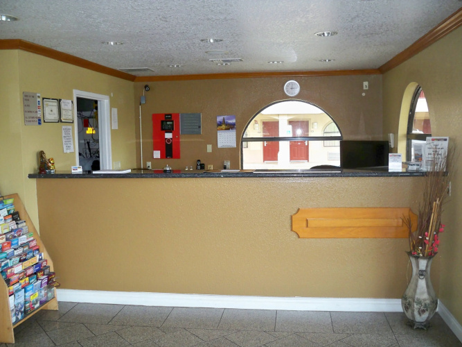 Econo Lodge Inn & Suites