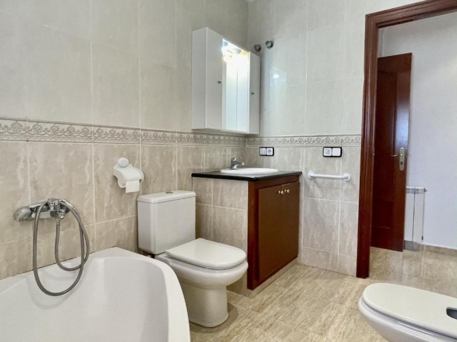 4 Bedrooms Apartment