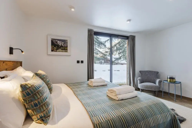 Chalet Black Squirrel Luxury Retreat With hot tub Sauna