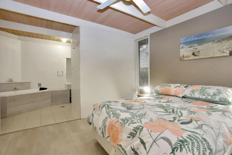Large 4 Bedroom Home - Pet Friendly
