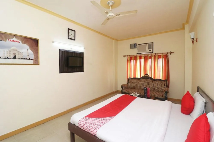 OYO 24951 Vaibhav Palace