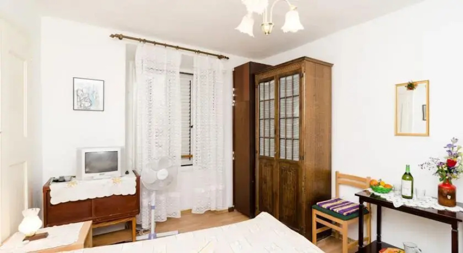 Room Divna Old Town