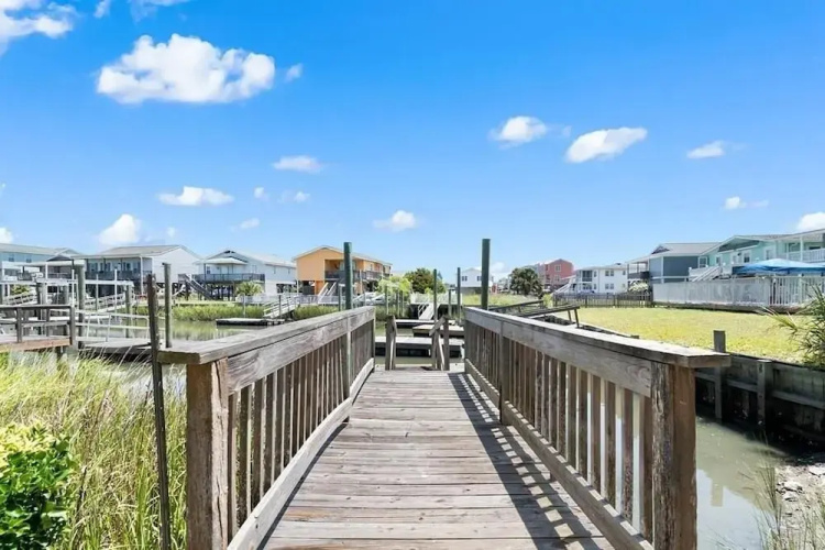 Heaven's Anchor 3 Bedroom Home by RedAwning