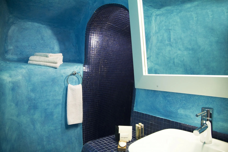 WhiteDeck Hotel