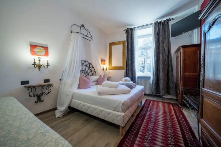 Standard Triple room with city view