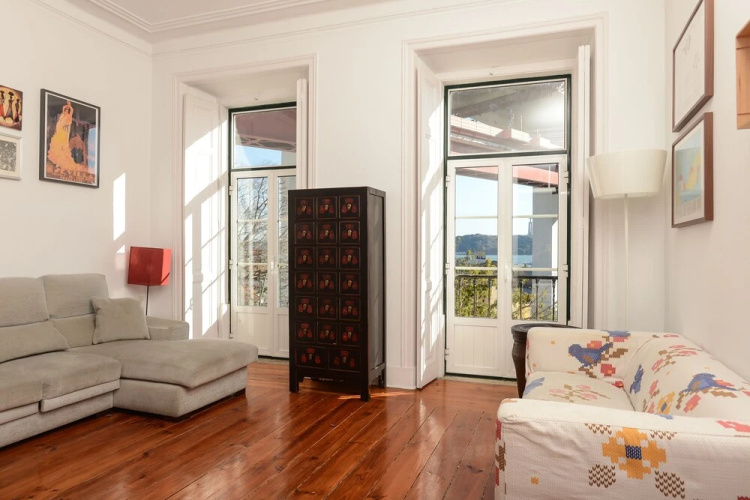 Bright Apartment with River View