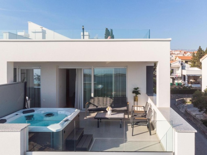 3 Bedrooms Apartment