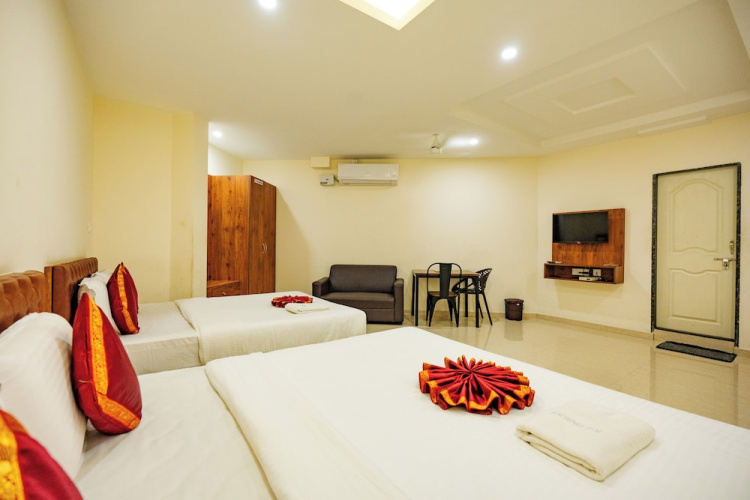 Hotel Rajdhani Inn & Suites