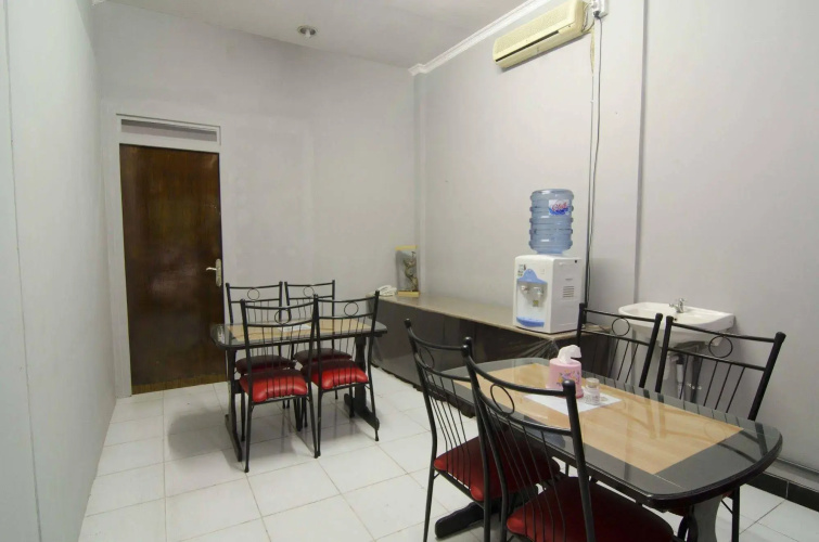 RedDoorz Raya Ngagel