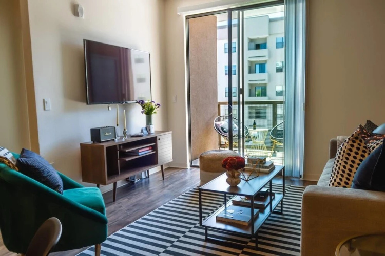 Luxe 1BR Condo in Downtown Area