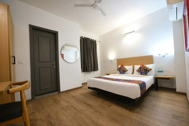Fabhotel Crown Inn