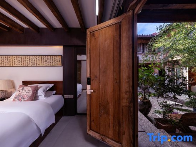 Standard Twin room with garden view