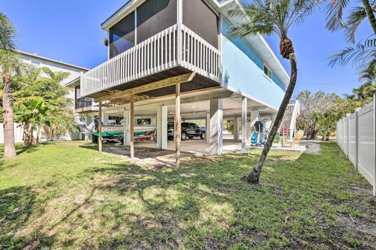 Holmes Beach Retreat: Walk to Beach & Dining!