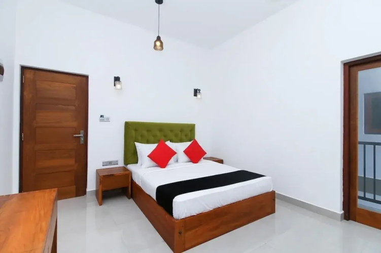 Capital O 470 J Leaf Hotel