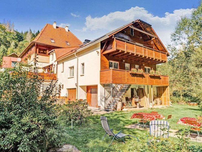 Cozy Apartment Near Trails