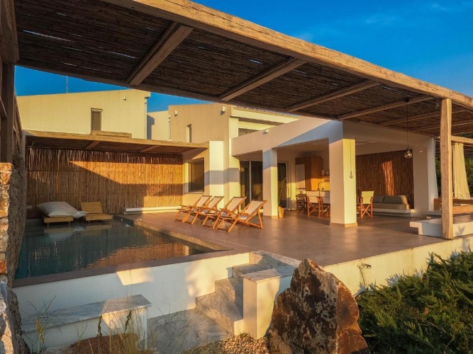 2 Bedrooms Villa