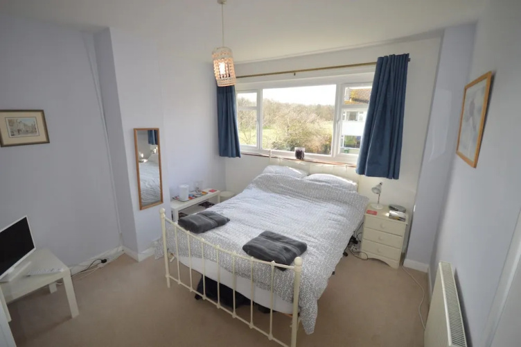 2 Bedroom Charming House With Free Parking