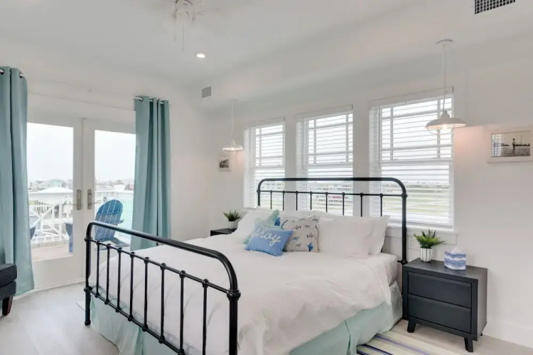 Walk to Ocean: Home w/ Deck in Surfside Beach!