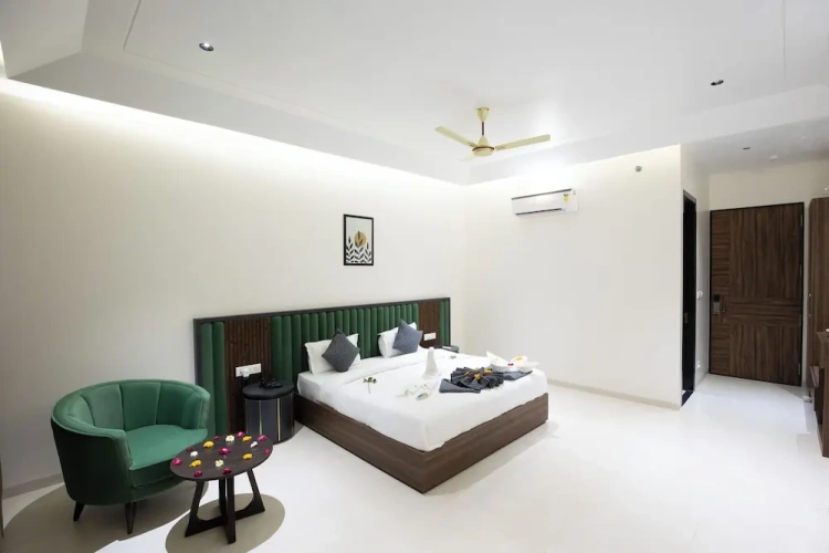 Deluxe Double room with city view