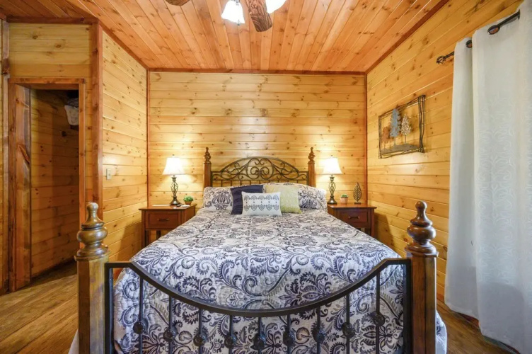 Squatch Watch Lodge 1 Bedroom Cabin
