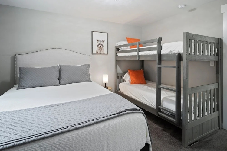 2 Killdeer Home features Private Hot Tub and Bikes to Explore Sunriver by RedAwning