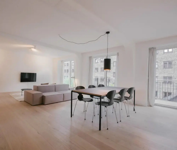 Stunning 2-bed w Large Balcony