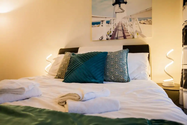 New Modern Large 2 Bed