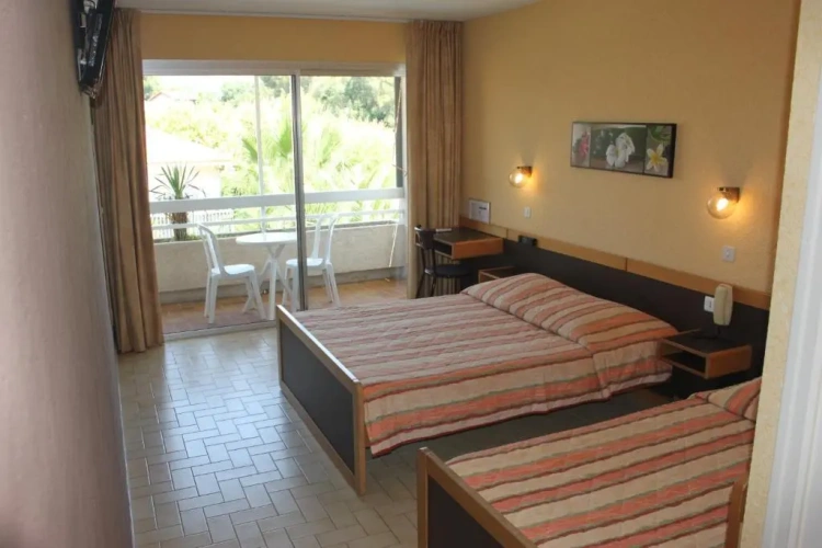 Standard Triple room