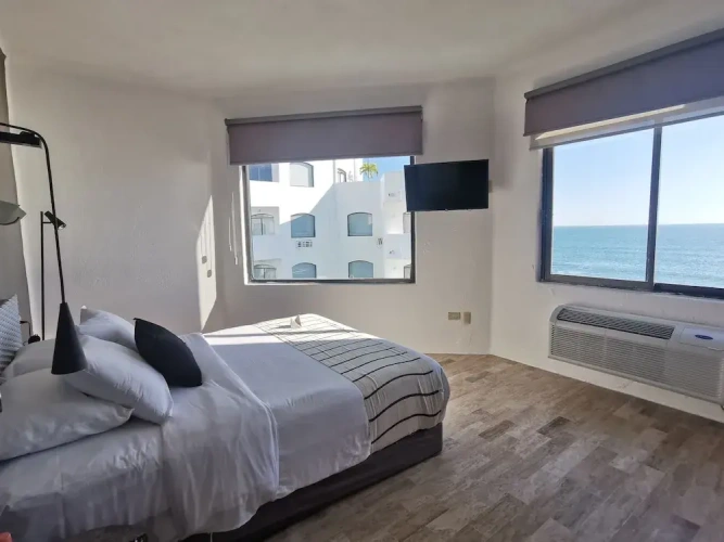 2 Bedrooms Sextuple Suite with balcony