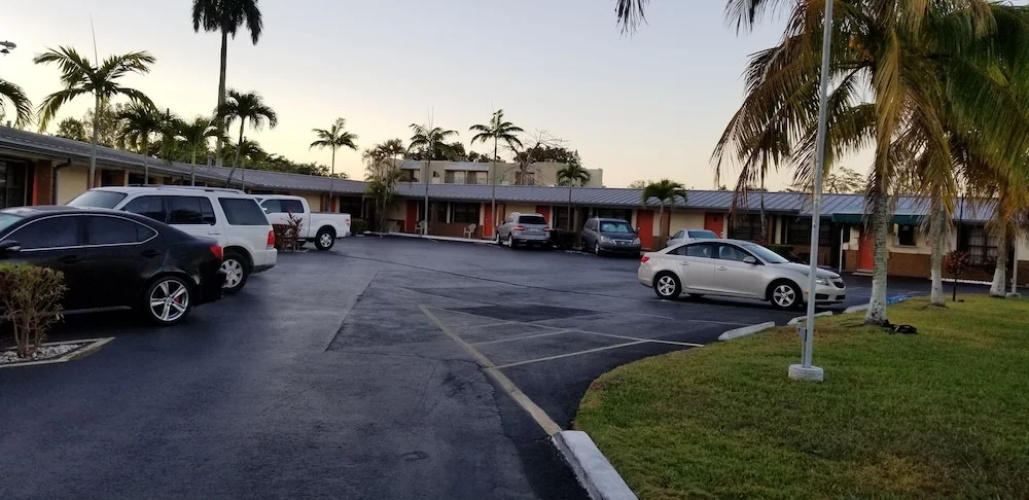 Deluxe Inn Motel