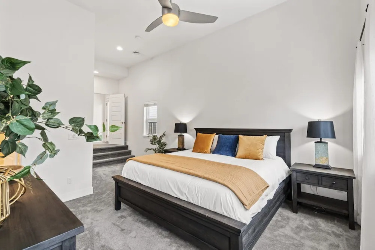 Steps From River & Old Town - Hot Tub & King Bd