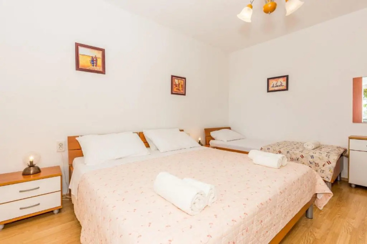 Apartments Ivan - 15 m from beach