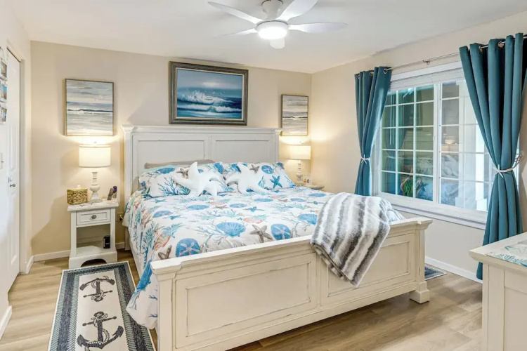 Morning Hikes & Beach Nights: Canalfront Condo!