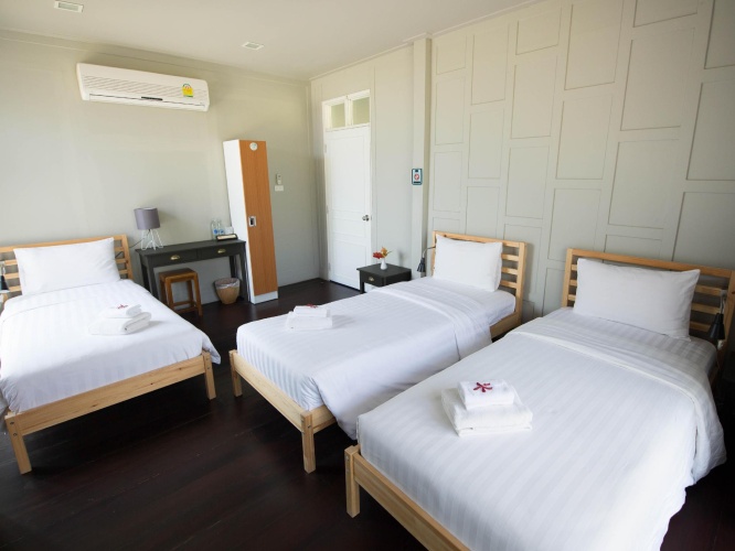 Standard Triple room