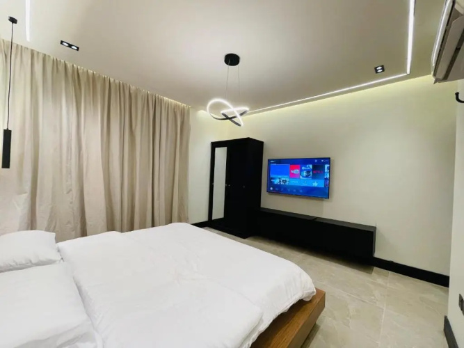 MODERN APARTMENT private entrance