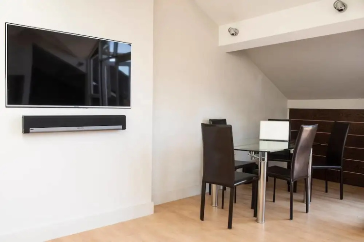 Amazing Spacious 2 Bed Duplex Penthouse w/ Balcony
