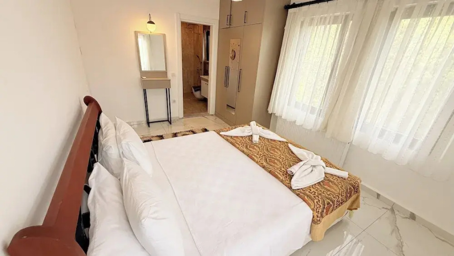 Villa-sleeps 8-parking-pool-bbq