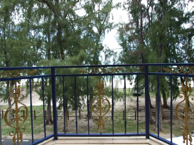 White Shell Lounge and Restaurant
