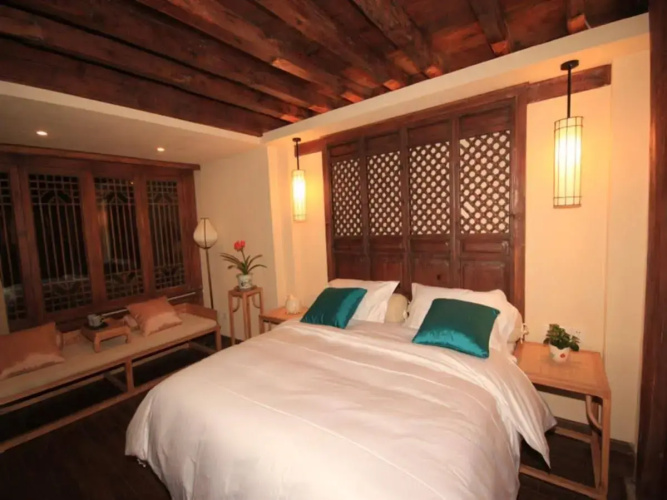 Lijiang Banxicaotang Inn