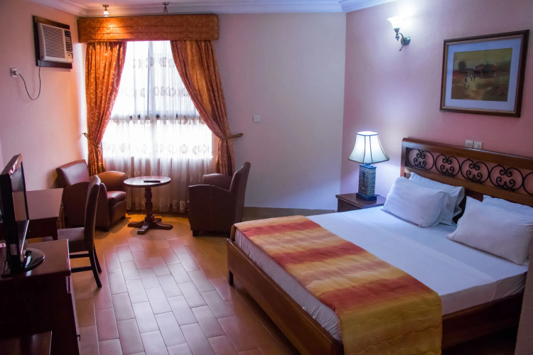 Dees Hotels, Apartments and Suites