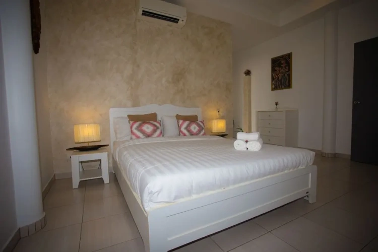 5 Bedrooms Villa
