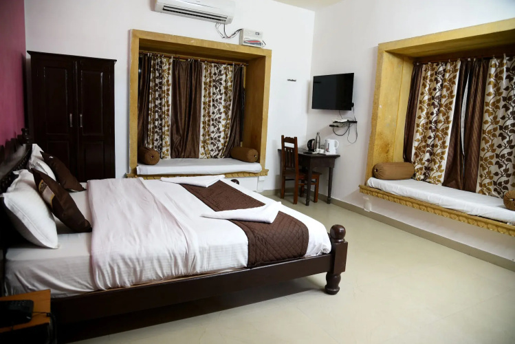 Hotel Marina Mahal