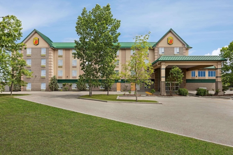 Super 8 by Wyndham Calgary Shawnessy Area photo 19
