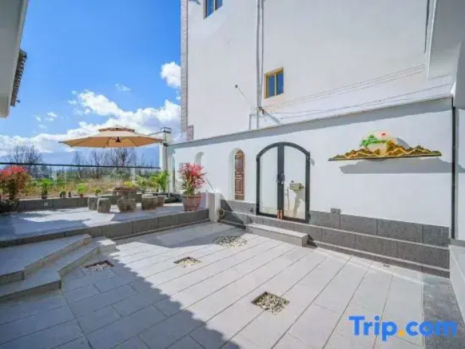 Seeing Dali Again·Evening Clouds and Spring Trees·Luxury Courtyard B&B