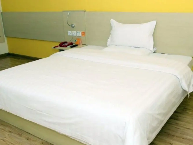 Standard Twin room with street view